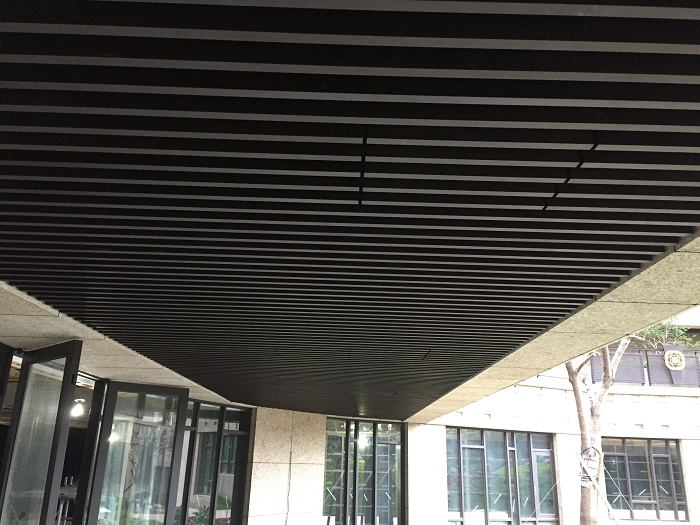 格柵天花板與力霸金屬門窗工程的協同施工規劃——以楓霖金屬工程為例